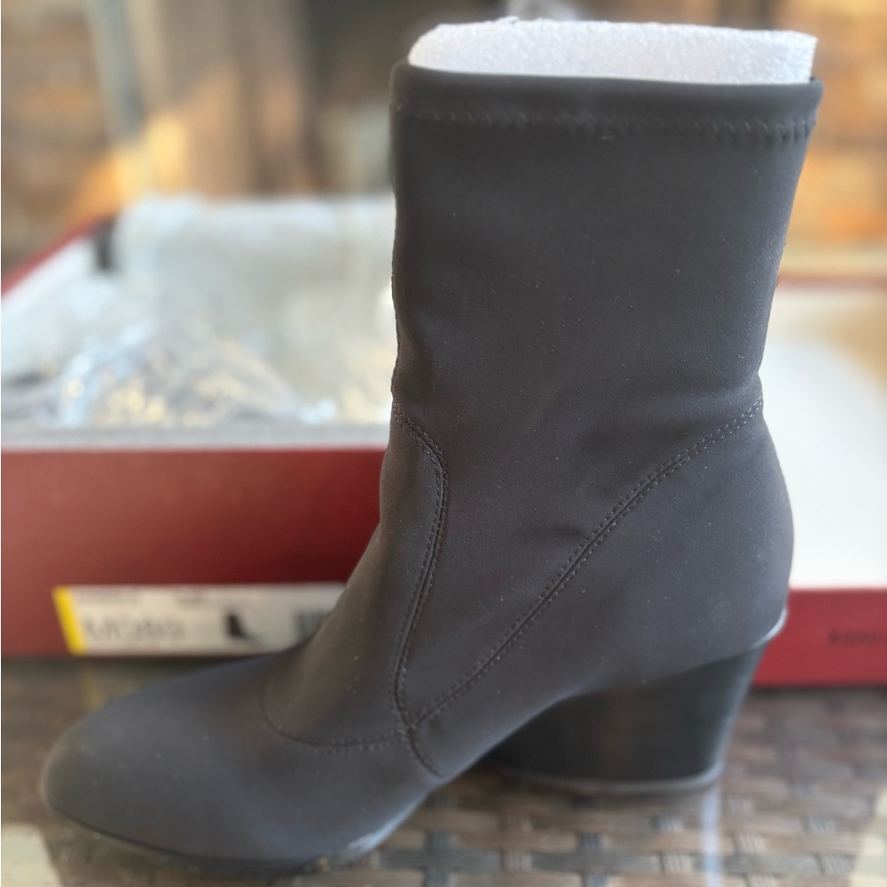 Chic Donald Pliner Black Heeled Booties - Picture 6 of 11
